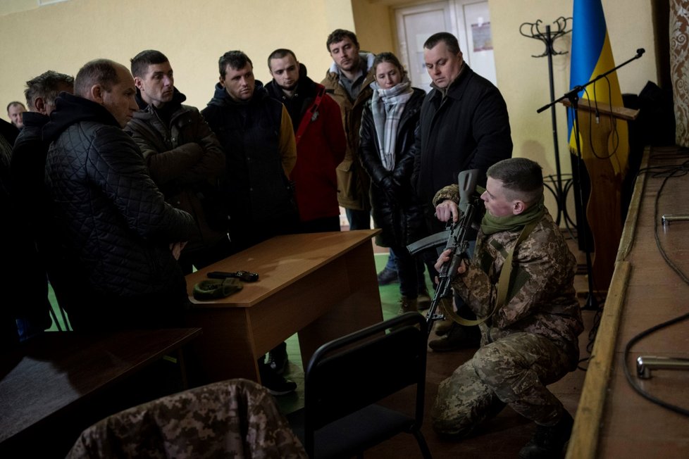 Obyvatelé Lvova si vyzvedávají zbraně (8. 3. 2022).