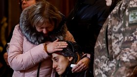 Matka truchlí za svého syna, který padl při obraně města Ovruč (21.3.2022)