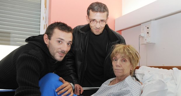 Šedesátiletá Lydia Paillard se svými dvěma syny v nemocničním pokoji.