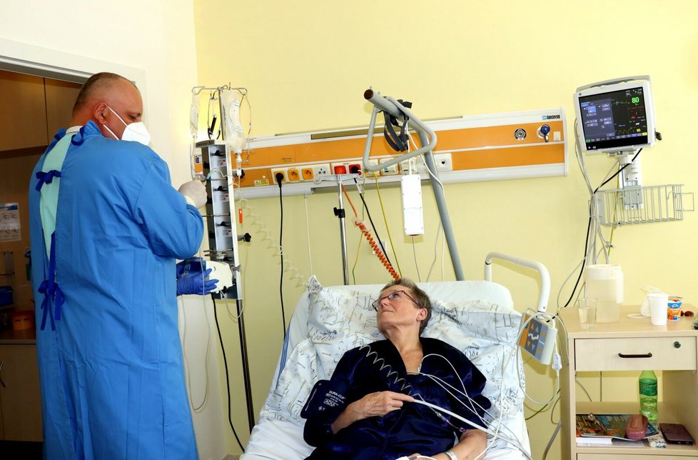 První pacientkou, která buněčnou terapii podstoupila, je Jenovéfa Křístková (70). Byl ji diagnostikován lymfom, tedy rakovinu lymfatického systému.