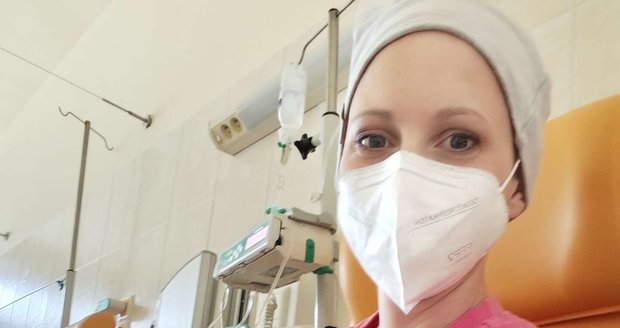 Maminka tří malých dětí Adéla musela už v nízkém věku bojovat s nádorem lymfatického systému.