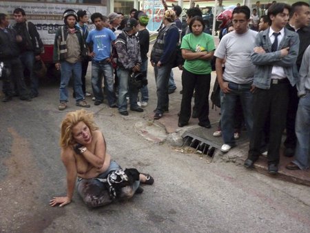 Alejandra Maria Torres z Guatemaly se účastnila loupežného přepadení autobusu. Rozlícení lidé ji začali lynčovat!