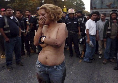 Alejandra Maria Torres z Guatemaly se účastnila loupežného přepadení autobusu. Rozlícení lidé ji začali lynčovat!