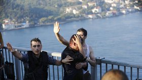 Turci lynčují vzbouřence.