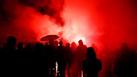 Lyon: Po výhře Macrona nespokojenci odpalují pyrotechniku.