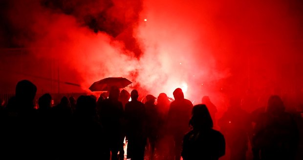 „Ani Macron, ani Le Penová!“ Divoké protesty v ulicích Francie, policie nasadila i slzný plyn
