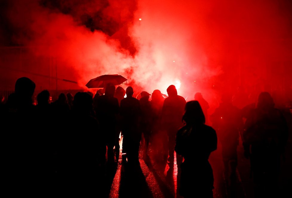 Lyon: Po výhře Macrona nespokojenci odpalují pyrotechniku.