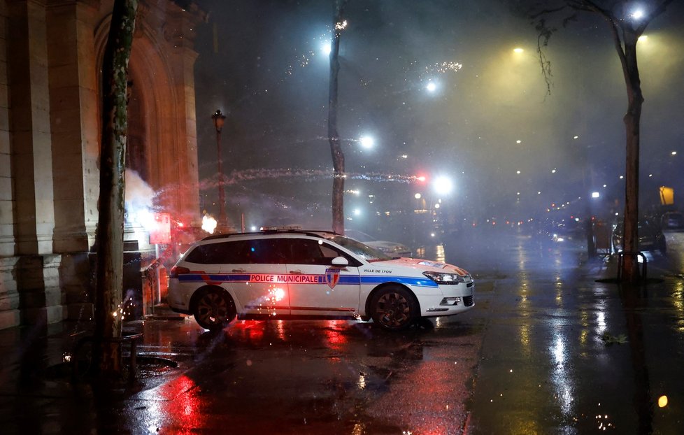 Lyon: Po výhře Macrona nespokojenci odpalují pyrotechniku.