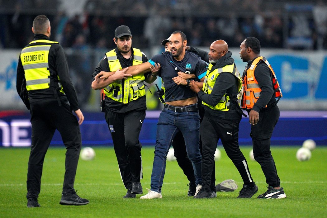 Jeden z fanoušků Marseille vnikl na hrací plochu