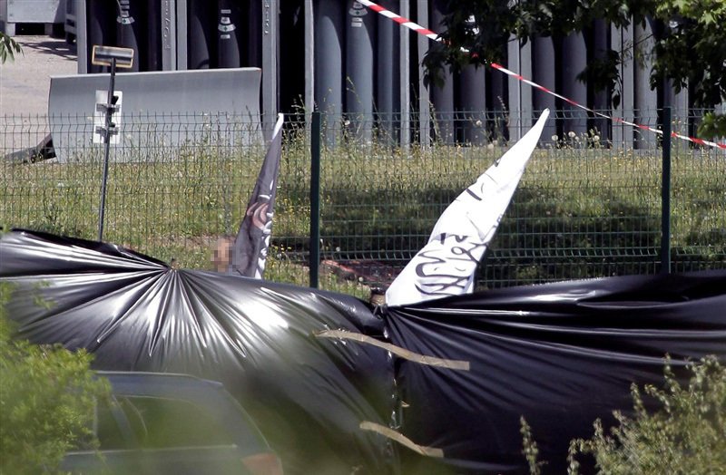 Hlava oběti, kterou zabil terorista u Lyonu, visela u vlajek s arabskými nápisy.