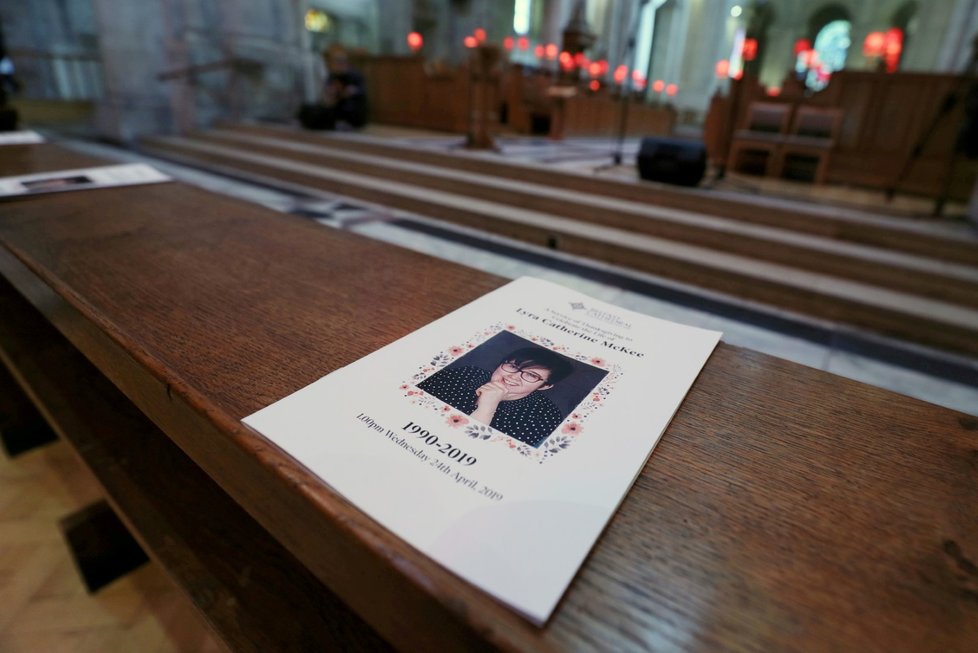 Investigativní novinářka Lyra McKeeová (†29) byla vycházející hvězdou žurnalistiky, jejího pohřbu se zúčastnily stovky lidí včetně tehdejší britské premiérky Theresy Mayové (24. 4. 2019)