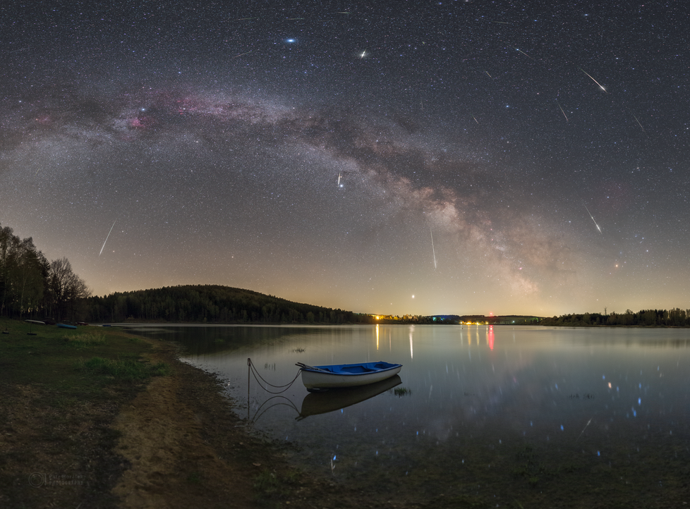 Meteorický roj Lyridy v roce 2020 nad Sečskou přehradou.