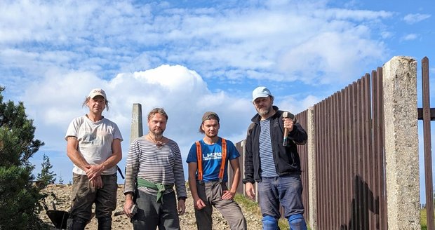 Nadřeli se. Vít Březina, Vít Rokytka, František Herbrich a David Tulis (zprava) právě dokončili další část chodníku na vrcholu Lysé hory v Beskydech.