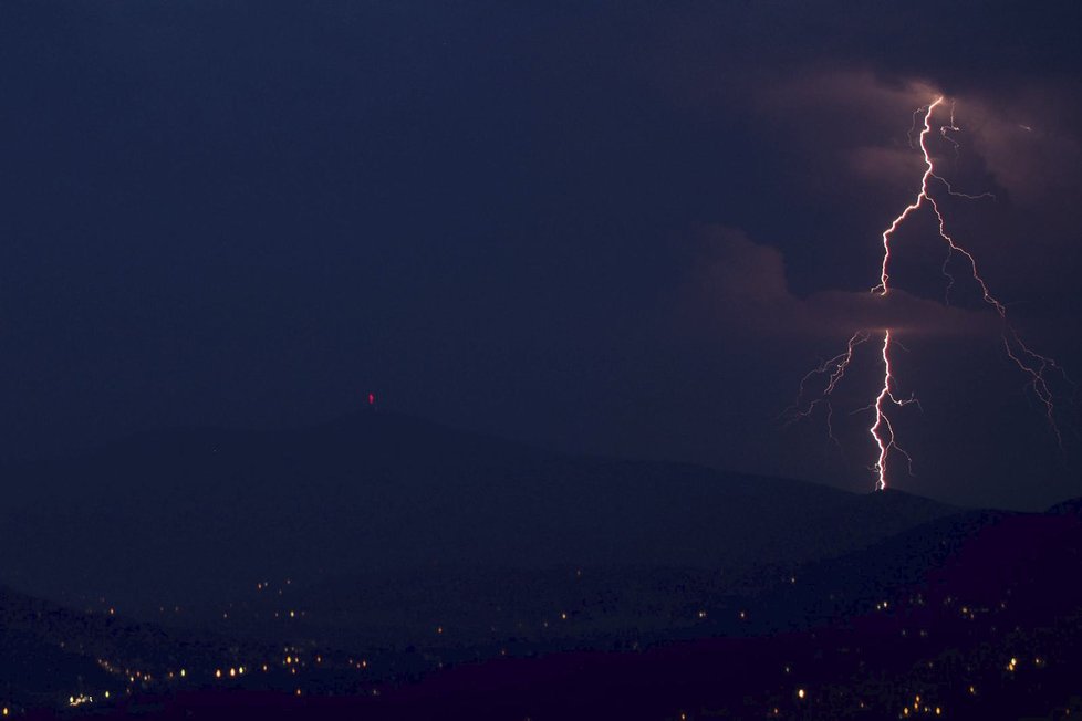 Fotografovi z Lysé hory se povedlo zachytit, jak se blesky z oblohy snáší v okolí  (28. 8. 2019)