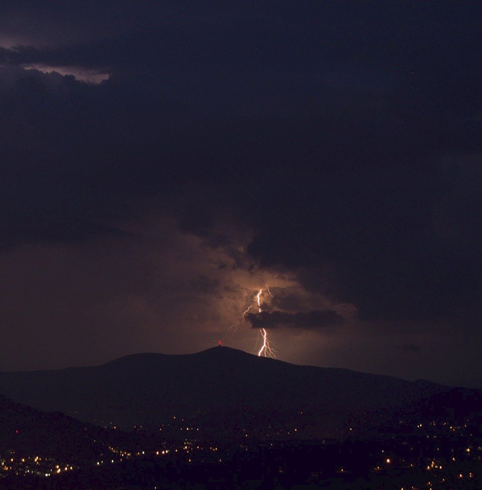 Fotografovi z Lysé hory se povedlo zachytit, jak se blesky z oblohy snáší v okolí