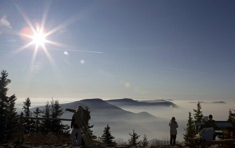 Výmluvný pohled z Lysé hory na smogový příkrov v Podbeskydí. Zatímco ve výšce 1323 m n. m. je krásné slunečné počasí a jasná obloha, pod horami se žije v mrazech, neprostupné mlze a vzduchu zamořeném prachovými částicemi.