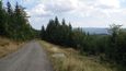 Asfaltová silnice vedouci na Lysou horu v úbočí svahu