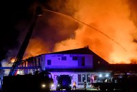 Obří požár v Lysé nad Labem: Škoda na Kovoně je přes 100 milionů