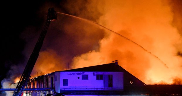 Obří požár v Lysé nad Labem: Škoda na Kovoně je přes 100 milionů