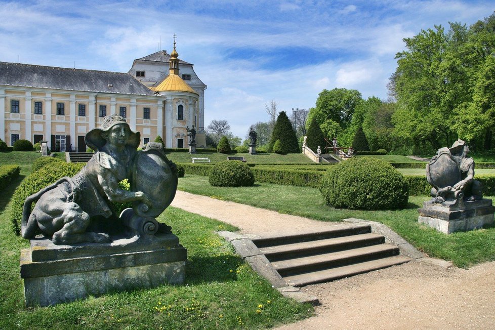 Barokní zámek Lysá nad Labem obklopuje velký anglický park.