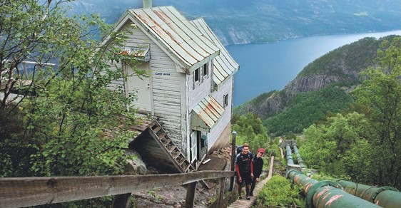 Máte dobrou kondičku? Otestujte si ji na 4444 schodech v norském fjordu Lysefjorden