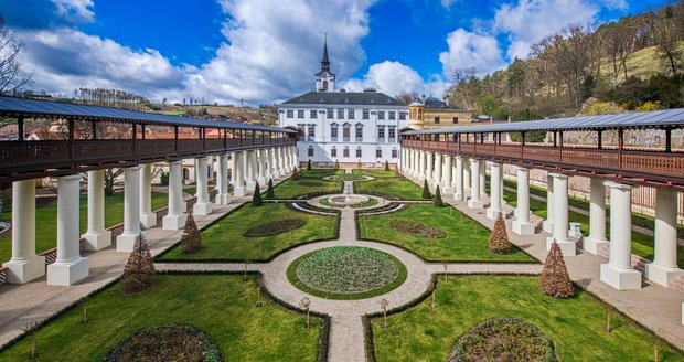 Na zámku v Lysicích na Blanensku dokončili kompletní obnovu zámeckých zahrad, skleníků a unikátní fíkovny s posuvnou střechou.