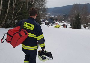 Smrt v Krkonoších: Lyžař (†43) nezvládl oblouk a narazil do stromu (ilustrační foto).