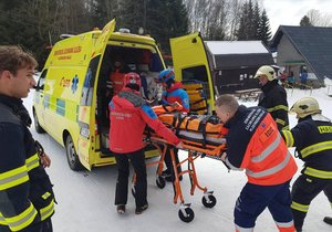 Zraněný lyžař (12) skončil v nemocnici.