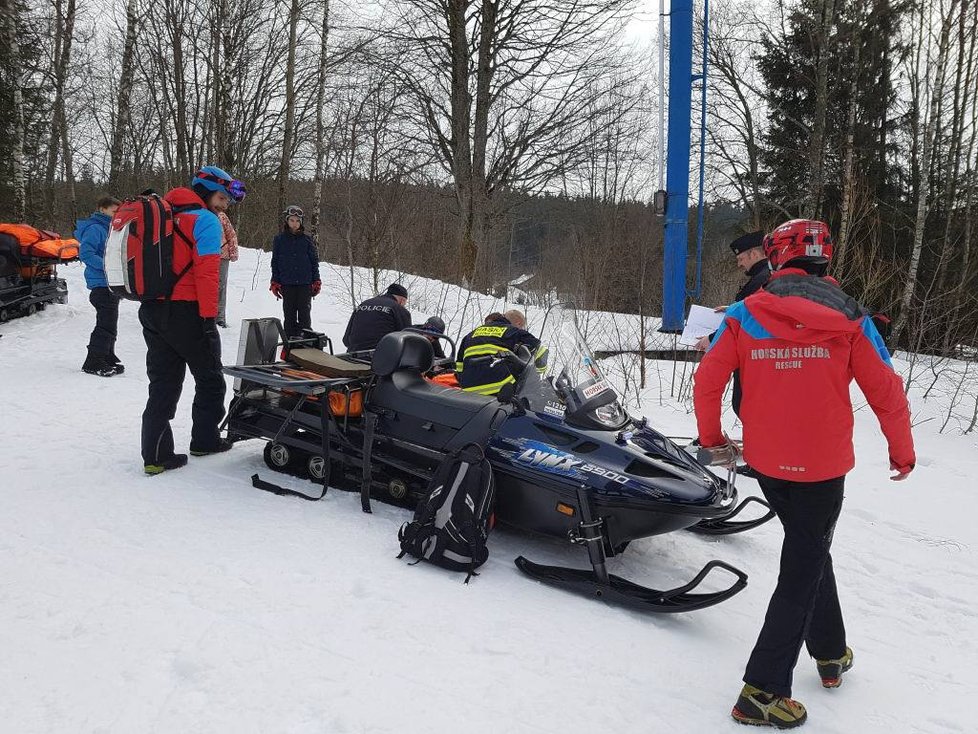 Zraněný lyžař (12) skončil v nemocnici.