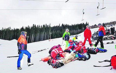 Lyžaře vrtulník transportoval do nemocnice.