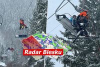 Kalamita v Česku: 130 lyžařů zaseknutých na lanovce a vlak uvízlý ve sněhu, sledujte radar Blesku