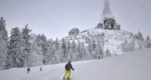 Lyžař (†50) narazil na Ještědu do čtyřkolky horské služby. V nemocnici zemřel