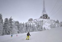 Lyžař (†50) narazil na Ještědu do čtyřkolky horské služby. V nemocnici zemřel