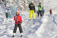 První lyžařský víkend: Tisíce lidí na svazích i dva ztracení běžkaři!