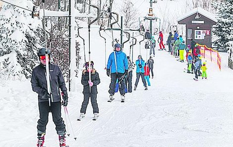 Lyžaři ve skiareálu Zadní Telnice, který včera zahájil sezonu.