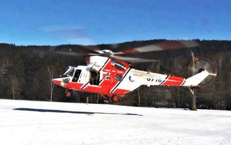 Vrtulník letecké záchranky ženu transportoval do nemocnice.