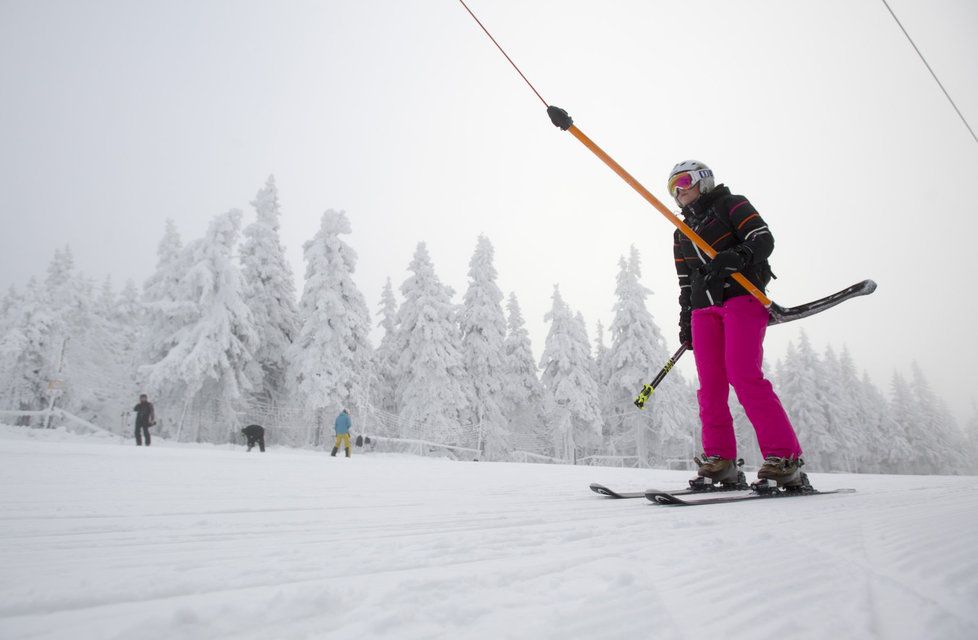 Na Černé hoře v Krkonoších začala v pátek jako na prvním místě v republice lyžařská sezona. Další místa budou následovat.