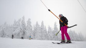 Na Černé hoře v Krkonoších začala v pátek, jako na prvním místě v republice, lyžařská sezona. Další místa budou následovat.