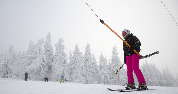 Na Černé hoře v Krkonoších začala v pátek, jako na prvním místě v republice, lyžařská sezona. Další místa budou následovat.