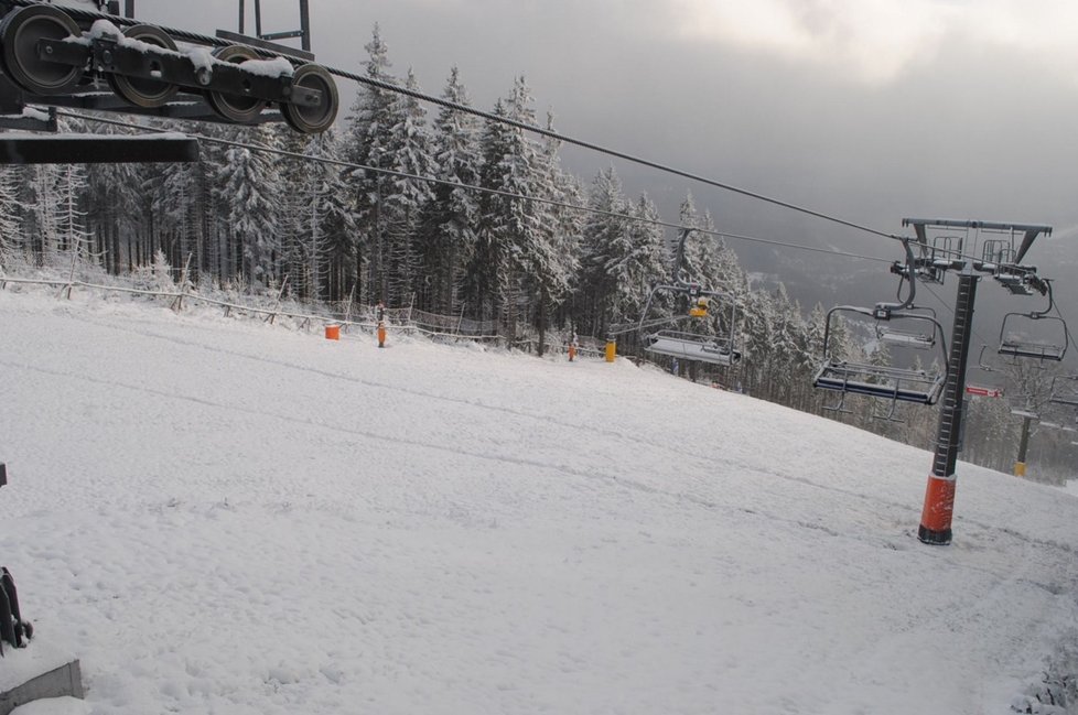 V Krkonoších začala v pátek lyžařská sezona. Bez umělého sněhu by to ale nešlo. V dalších dnech se otevřou brány dalších lyžařských areálů.