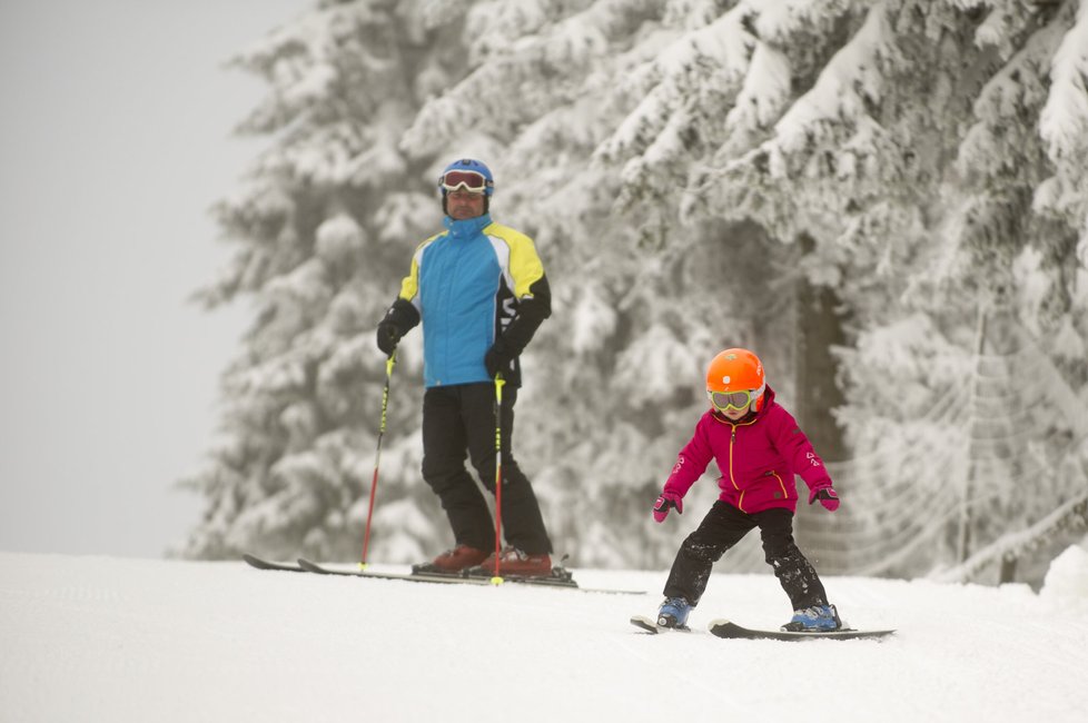 Na Černé hoře v Krkonoších začala v pátek jako na prvním místě v republice lyžařská sezona. Další místa budou následovat.