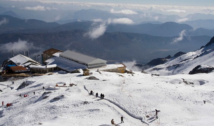Nejvýše položeným lyžařským střediskem je Jade Dragon Snow Mountain (Sněžná hora nefritového draka) v jihočínské provincii Jün-nan. Celé středisko se nachází v nadmořské výšce 4500 až 4700 metrů, takže se těší celoroční sněhové pokrývce. Areál však není nikterak velký a lyžařům a snowboardistům je k dispozici jen cca 1 km sjezdovek.