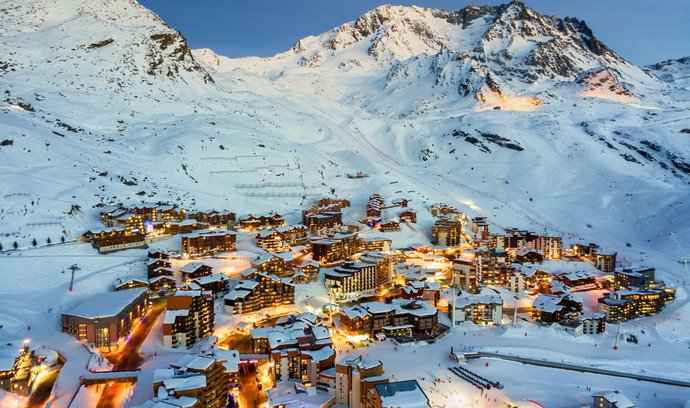 Největším lyžařským areálem na světě je francouzský klenot Les Trois Vallées (Tři údolí), který spojuje střediska Val Thorens, Morzine a Courchevel. Lyžařům nabízí přes 600 km propojených sjezdovek, takže i při týdenním pobytu byste pravděpodobně nezkusili všechny. Les 3 Vallées má 3 pozemní lanovky, 37 kabinových lanovek, 69 sedačkových lanovek a 74 vleků, které přepraví 260 000 lyžařů za hodinu. Není tak divu, že je pravidelně zařazován i mezi nejlepší zimní areály.