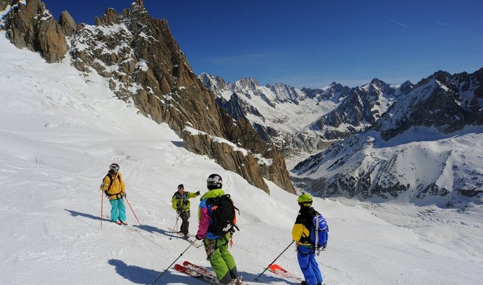 Nejdelší sjezdovku najdete ve francouzském lyžařském středisku Chamonix-Mont Blanc. Vallee Blanche je dlouhá 22 km a klesá asi 2700 výškových metrů. Jedná se však o freeride jen pro zkušené lyžaře. Chamonix jinak nabízí na 170 km sjezdovek, na které vás dopraví hned 60 vleků.