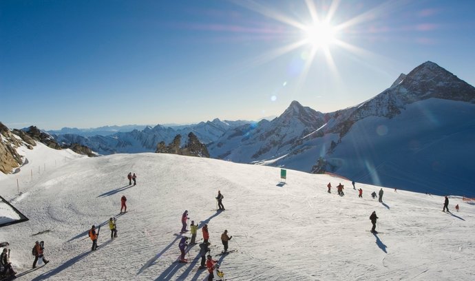 Nejprudší sjezdovku najdete v lyžařském středisku Mayrhofen (Zillertal). Jmenuje se trefně Harakiri a její sklon je až 78 stupňů. Cesta dolů je taková horská dráha, že si můžete koupit i pamětní tričko ‚Přežil jsem Harakiri‘.  Zillertal se svými 600 km sjezdovek sám o sobě patří k nejvyhlášenějším lyžařským střediskům.  Mimo Harakiri tu najdete i nejprudší ledovec s největší jistotou sněhu Hintertux, nejmodernější lanovku světa s kabinkami pro 24 lidí, nejdelší sjezdovku v Rakousku Höhenfresser (8,4 km) až po nejvyšší 380 metrů vysoký Krimmelský vodopád.