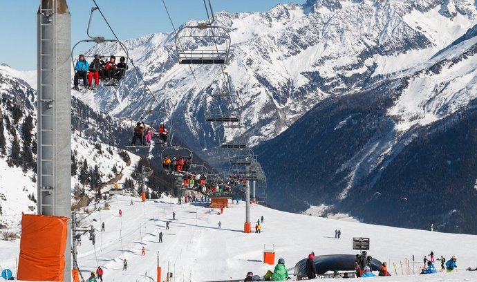 Nejdelší sjezdovku najdete ve francouzském lyžařském středisku Chamonix-Mont Blanc. Vallee Blanche je dlouhá 22 km a klesá asi 2700 výškových metrů. Jedná se však o freeride jen pro zkušené lyžaře. Chamonix jinak nabízí na 170 km sjezdovek, na které vás dopraví hned 60 vleků.