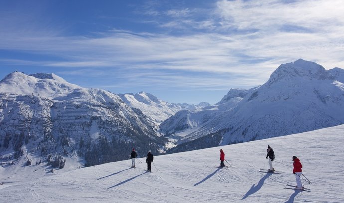 Mezi nejvyhlášenější areály patří i rakouský St. Anton am Arlberg, který je považován za kolébku alpského lyžování. Není největší ani nejvyšší, ale patří k nejoceňovanějším, ať už kvůli nádherným areálům, nebo bohatému nočnímu životu, kdy se místní dvouapůltisícové městečko mění v jednu velkou párty. Skipas tu přijde na cca 60 euro na den, ale můžete s ním sjíždět 133 kilometrů propojených sjezdovek v St. Antonu i dalších 220 v 18 kilometrů vzdáleném Lechu.
