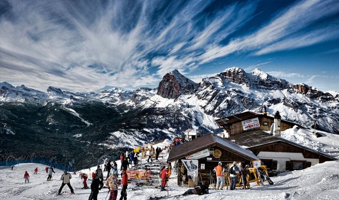 Zimní středisko Cortina d’Ampezzo je lyžařským klenotem Itálie. Luxusní středisko je vyhledávaným cílem nejbohatších Italů, Rusů i Američanů a vyhlášené je zejména úchvatný prostředím. Mimo to se tu natáčel i James Bond a konaly se tu zimní olympijské hry. Ideální je ale i pro obyčejné milovníky zimních sportů, nabízí na 120 km sjezdovek