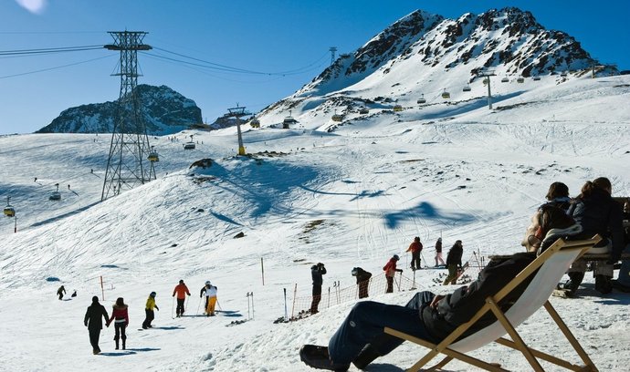 Stálicí v žebříčku nejlepších lyžařských středisek i švýcarský St. Moritz. O Svatém Mořici se traduje, že právě v tomto švýcarském středisku vymysleli „zimní dovolenou“. Vysoko položené středisko je považováno za kolébku zimních sportů a již dvakrát se tu pořádaly zimní olympijské hry. Lyžaře sem láká především nádherná scenérie, dostatek sněhu a slunečné počasí.