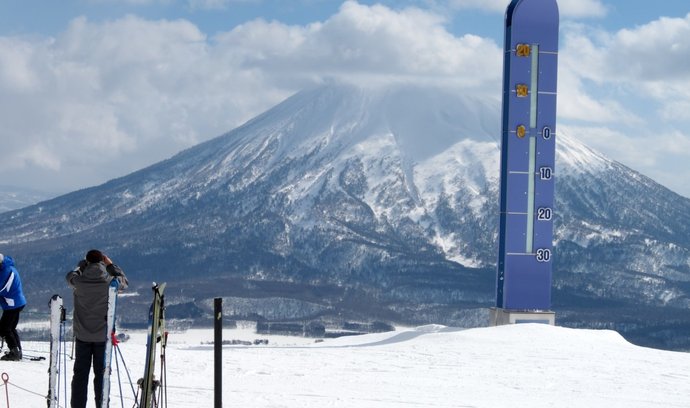 Zajímavým lyžařským areálem se pyšní i v Japonsku na ostrově Hokkaidó. Středisko Niseko nabízí sice „jen“ kolem 50 km sjezdovek, lyžaři tu však brázdí svah sopky a přitom se mohou kochat úchvatným vyhledem na další stratovulkán Jótei. Polovina hory je upravená a ta druhá slouží freeriderům.